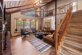 Alpenglow Chateau by AvantStay Ideal Big Bear Location w Pool Table Hot Tub